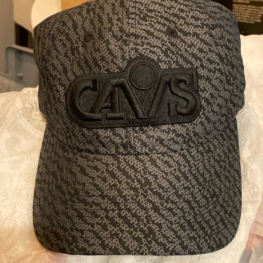 Cavs. Cleveland cavaliers. Black and gray New era hat.